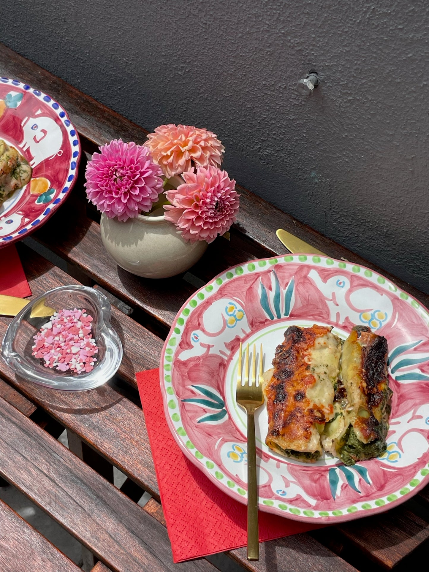 Cannelloni ricotta e spinaci con salsa napoletana